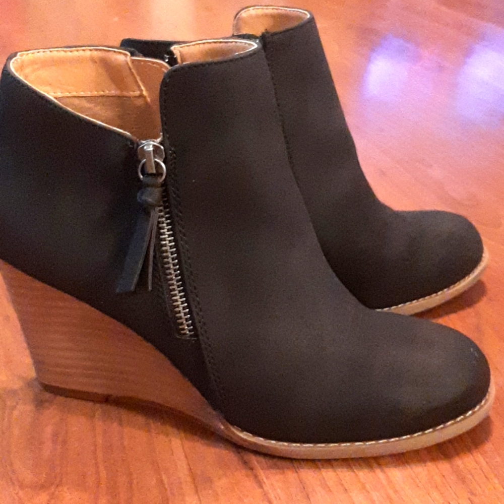 Brand new Guine wedge bootie
